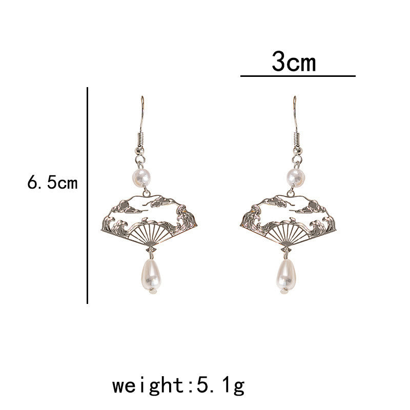 Boucles d'oreilles pendantes en perles et éventail en cuivre | Prospérité et protection