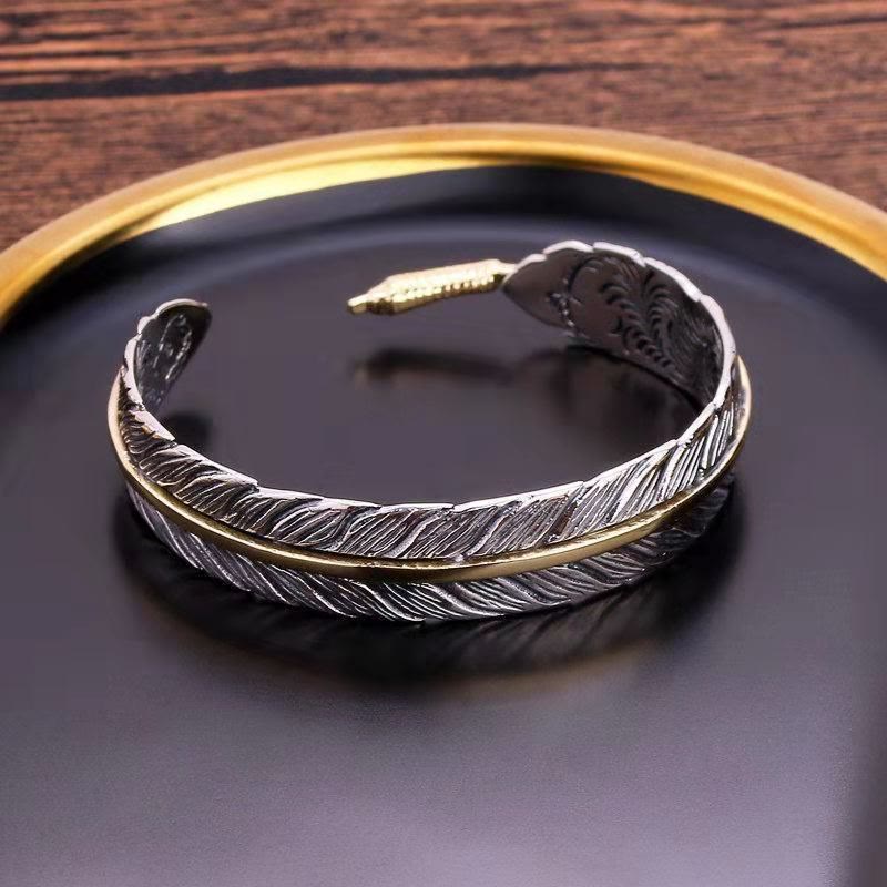 Bracelet manchette en cuivre sculpté avec motif de plumes pour la chance et la richesse