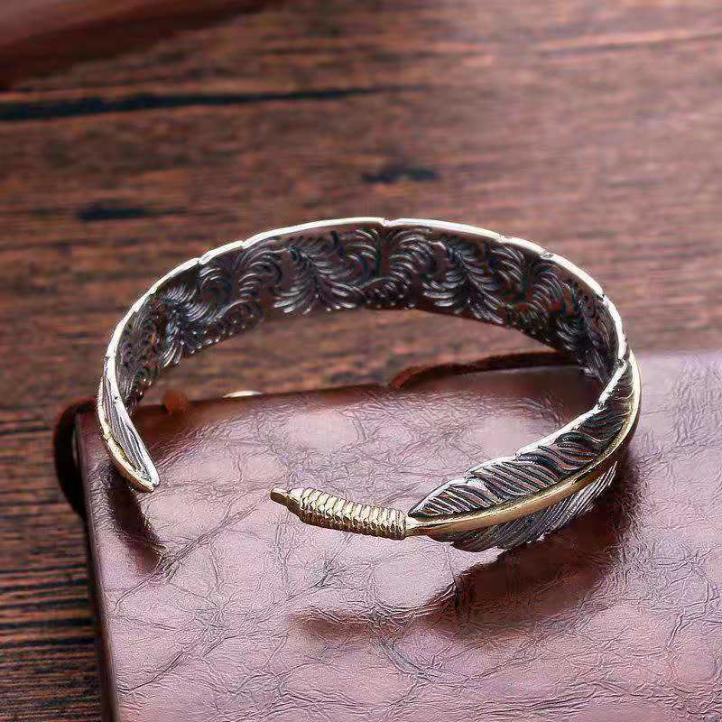 Bracelet manchette en cuivre sculpté avec motif de plumes pour la chance et la richesse