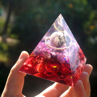 Pyramide d'orgone Crimson Vigor avec rhodochrosite et améthyste