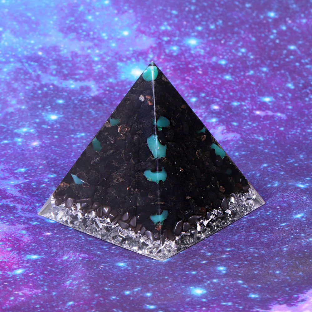 Pyramide d'orgone protectrice en cristal