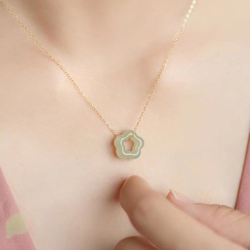 Collier pendentif délicat en jade Hetian cyan et motif floral porte-bonheur