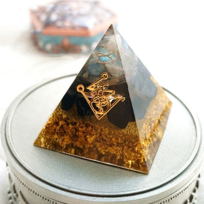 Pyramide d'orgone en obsidienne de la métamorphose divine