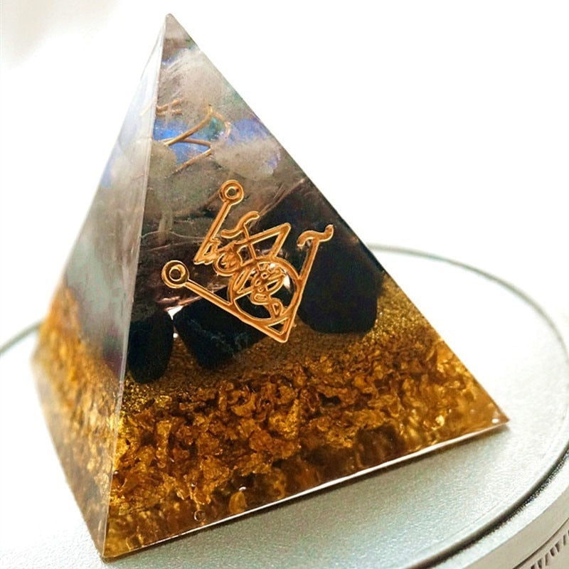 Pyramide d'orgone en obsidienne de la métamorphose divine