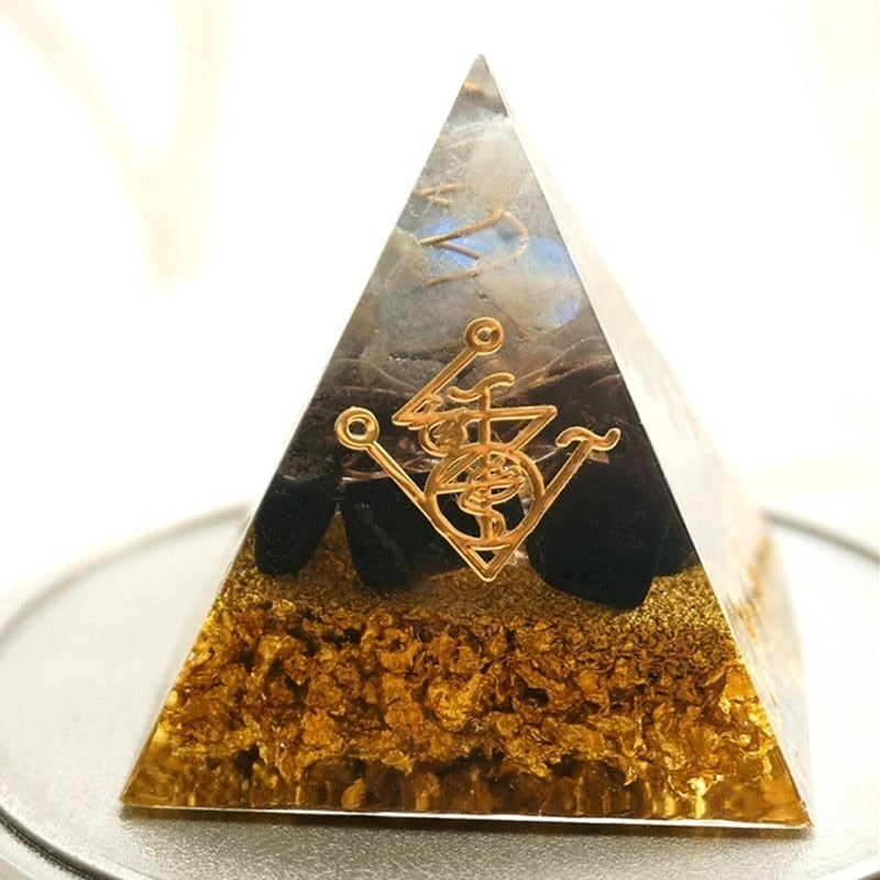Pyramide d'orgone en obsidienne de la métamorphose divine