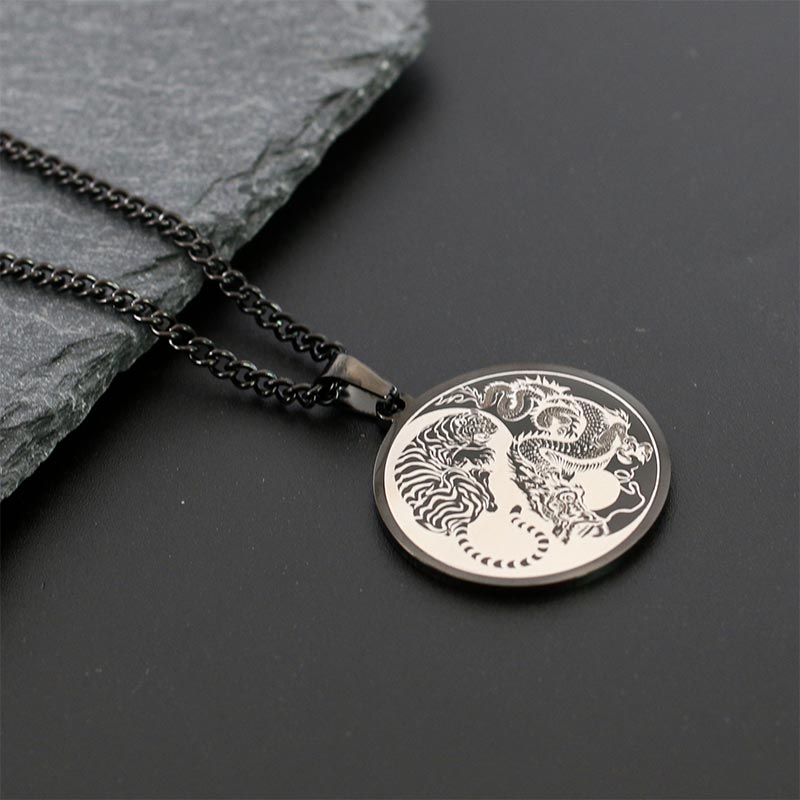 Collier Dragon en Acier Titane avec Pendentif Harmonie Dragon Tigre