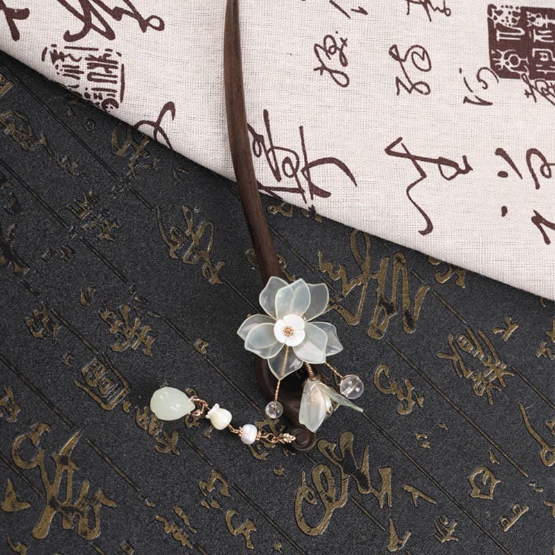 Épingle à cheveux chinoise en jade et ébène avec pompon en magnolia