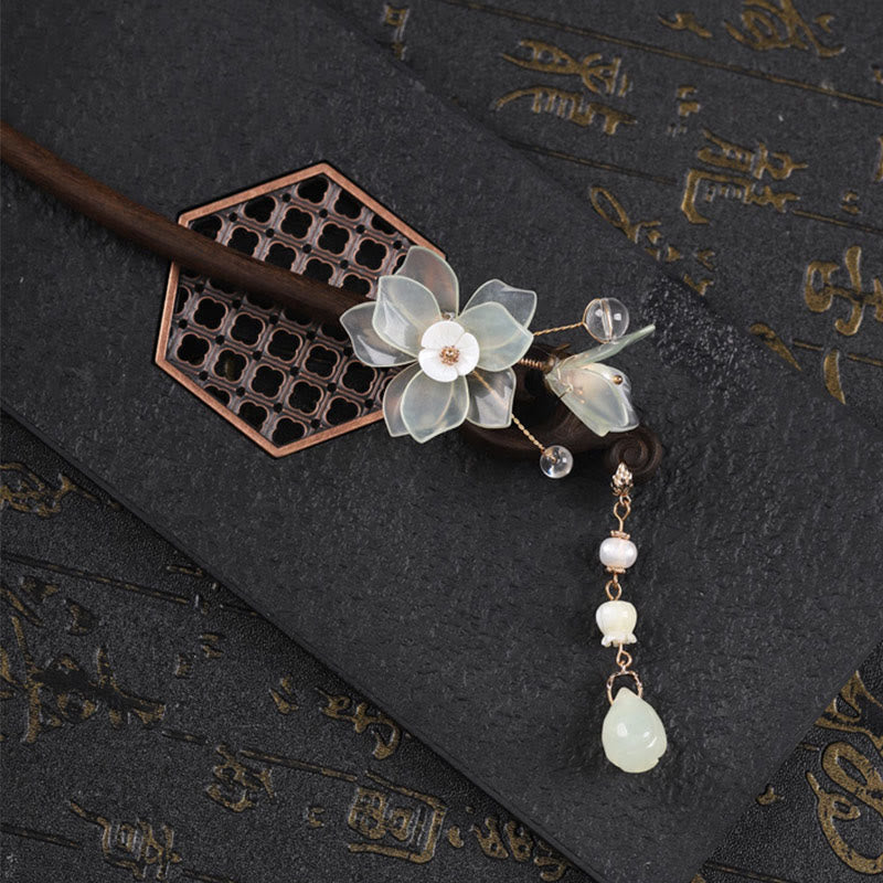 Épingle à cheveux chinoise en jade et ébène avec pompon en magnolia