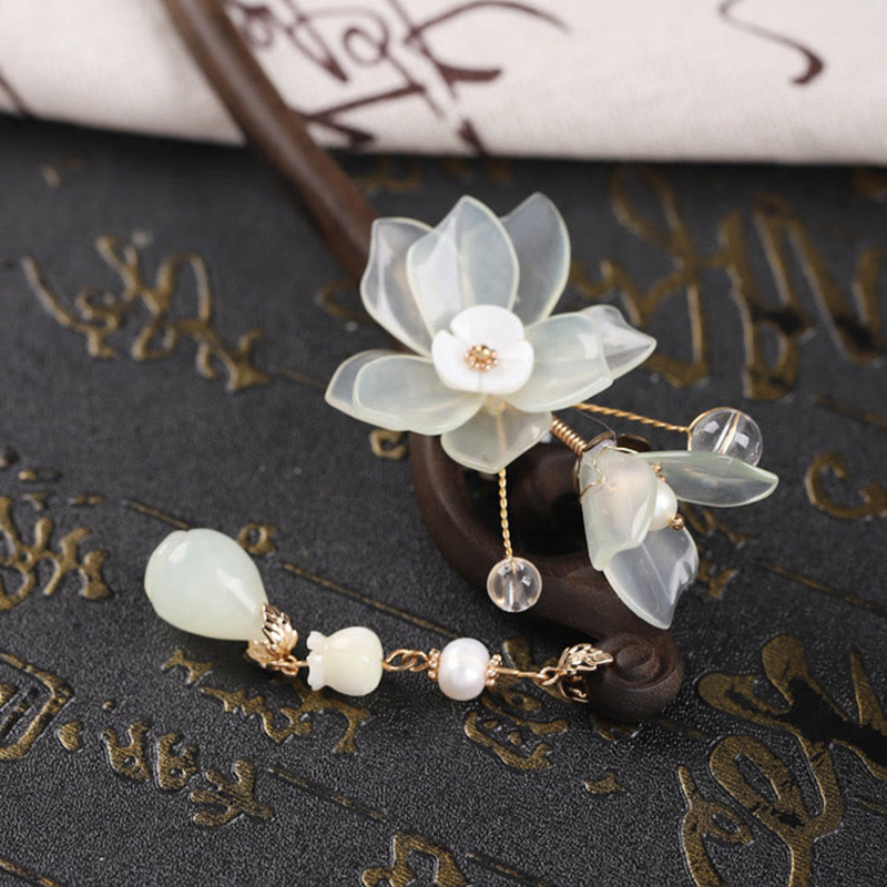 Épingle à cheveux chinoise en jade et ébène avec pompon en magnolia