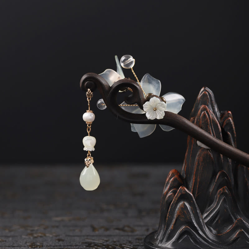 Épingle à cheveux chinoise en jade et ébène avec pompon en magnolia