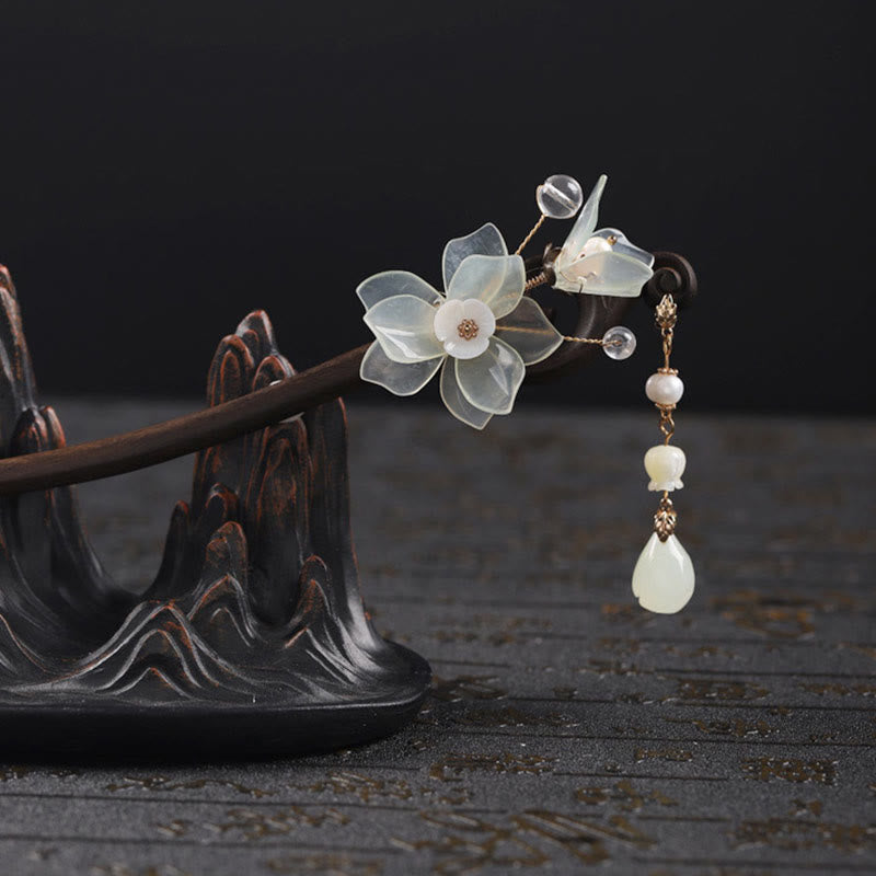 Épingle à cheveux chinoise en jade et ébène avec pompon en magnolia