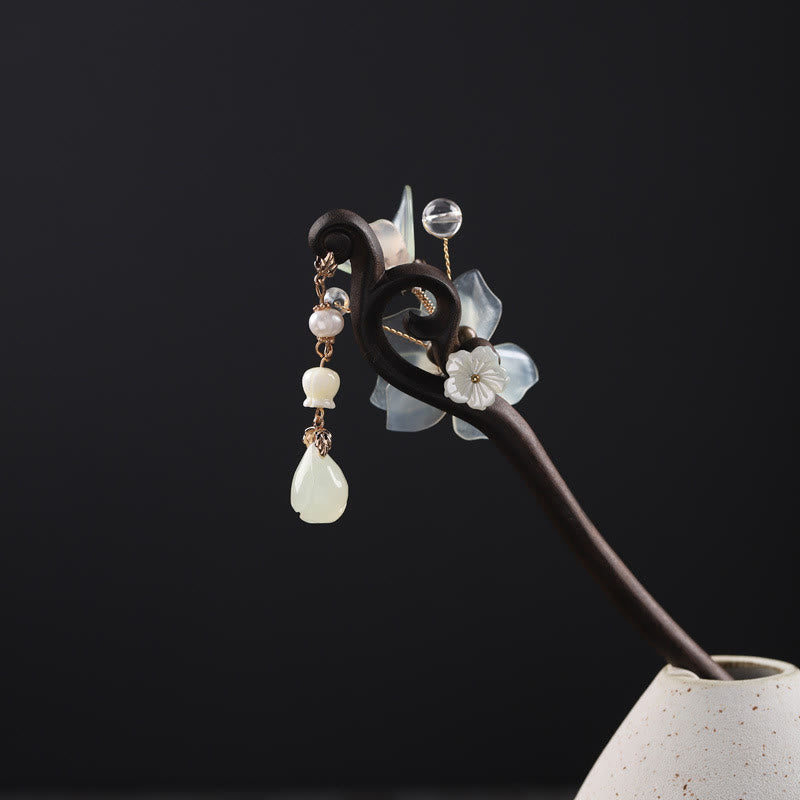Épingle à cheveux chinoise en jade et ébène avec pompon en magnolia