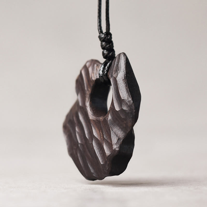 Collier spirituel en bois d'ébène avec pendentif d'équilibre creux