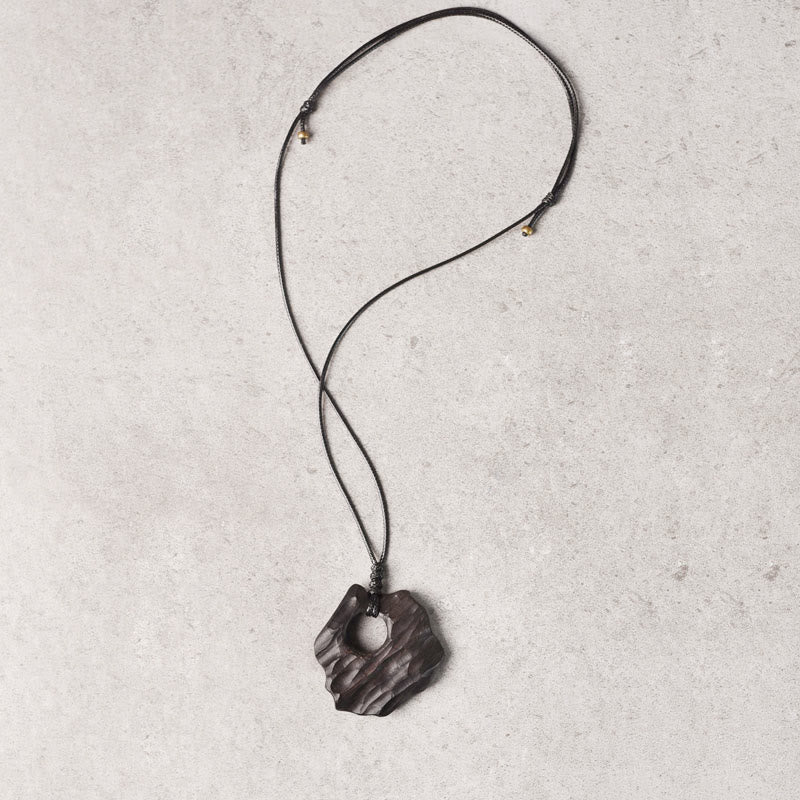 Collier spirituel en bois d'ébène avec pendentif d'équilibre creux