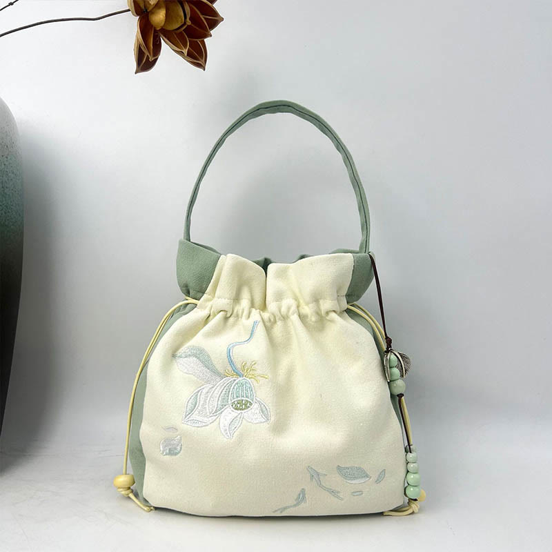 Sac fourre-tout en coton et lin brodé motif papillon et lotus 20 cm