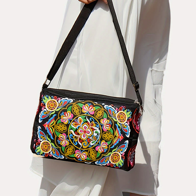 Sac bandoulière en toile brodée avec motifs pivoines et paons