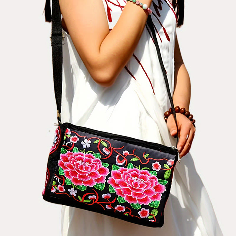 Sac bandoulière en toile brodée avec motifs pivoines et paons