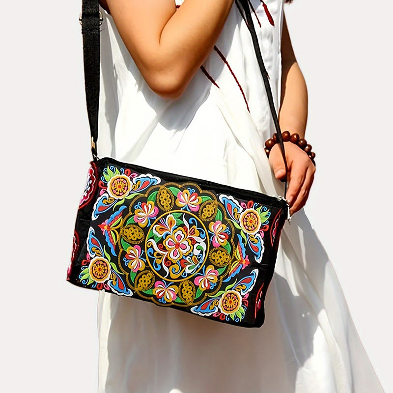 Sac bandoulière en toile brodée avec motifs pivoines et paons