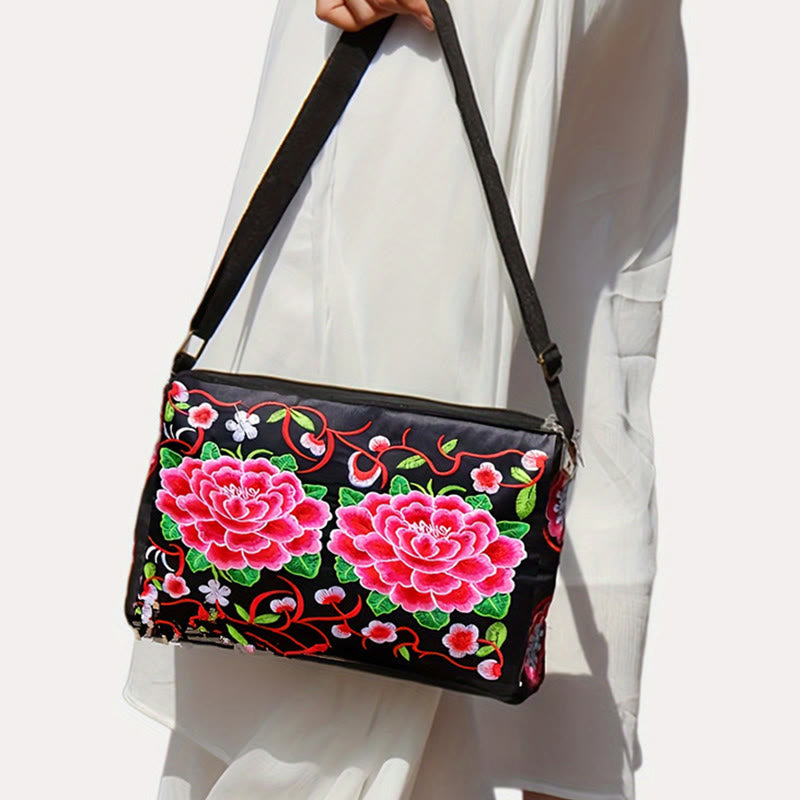 Sac bandoulière en toile brodée avec motifs pivoines et paons