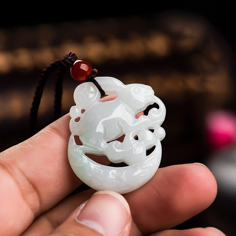 Collier pendentif croissant de lune en jade blanc pour la protection