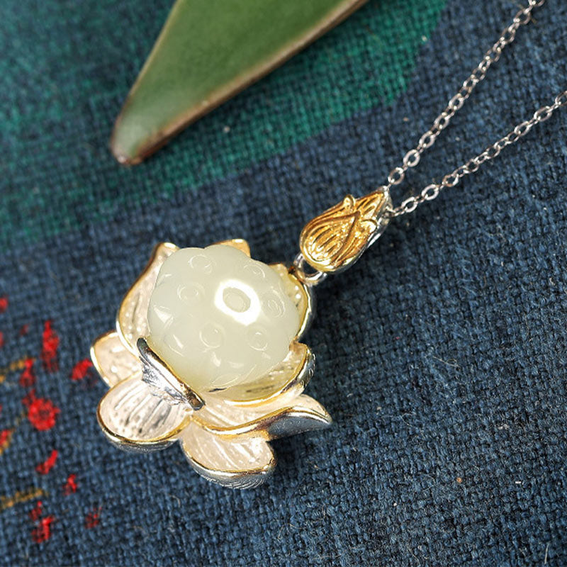 Collier de protection du bonheur en jade blanc et fleur de lotus