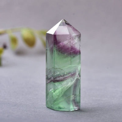 Tour de cristal de fluorite pour l'équilibre et la clarté