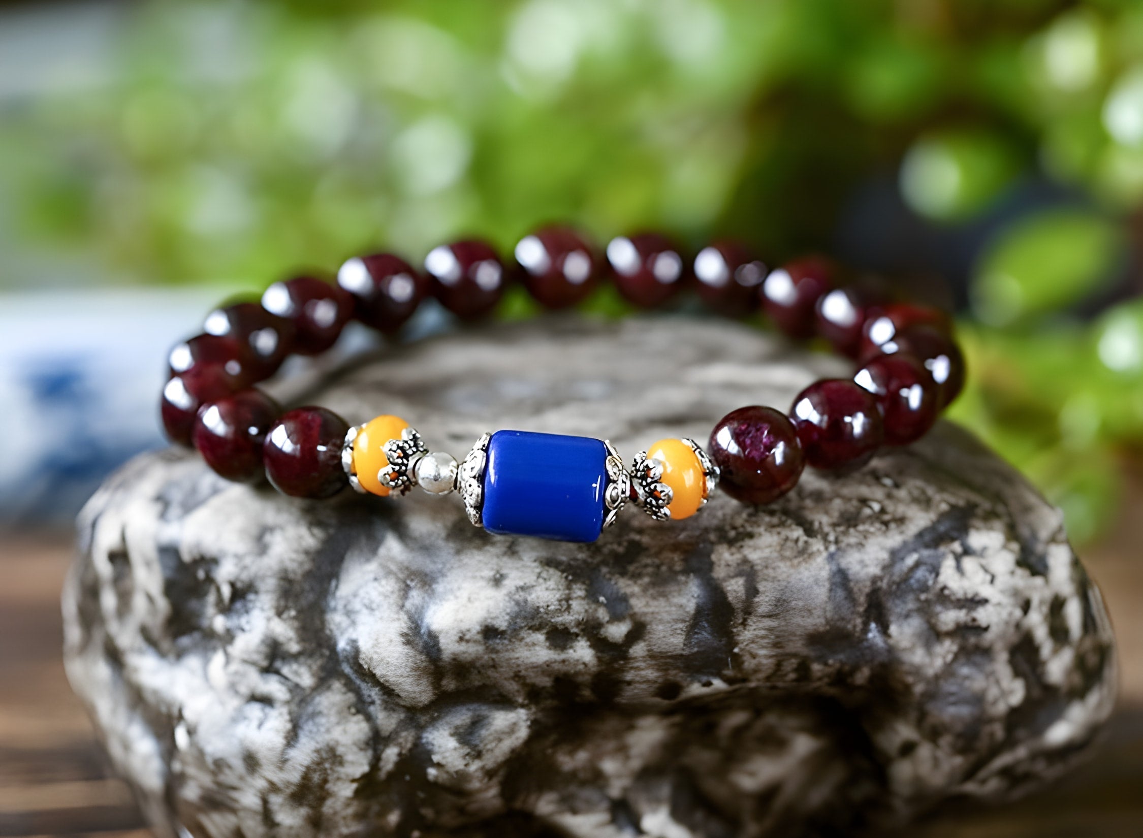 Bracelet énergétique en grenat : autonomisation et équilibre