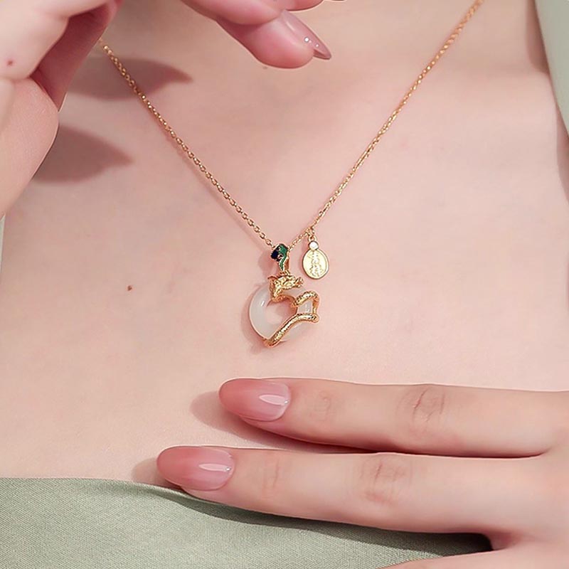 Pendentif en jade dragon doré avec boucle de paix en jade Hetian blanc