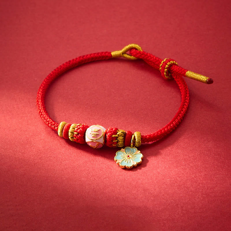 Bracelet de protection en cuivre plaqué or et fil rouge en forme de fleur de pêcher