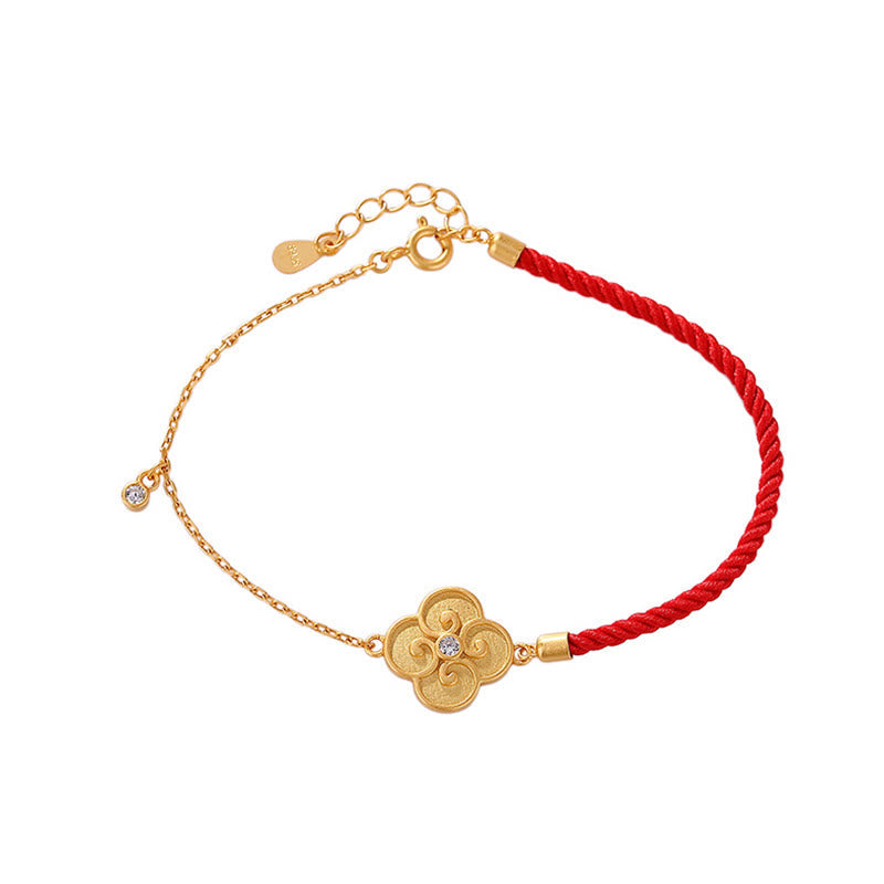 Bracelet porte-bonheur plaqué or avec trèfle à quatre feuilles et cordon rouge