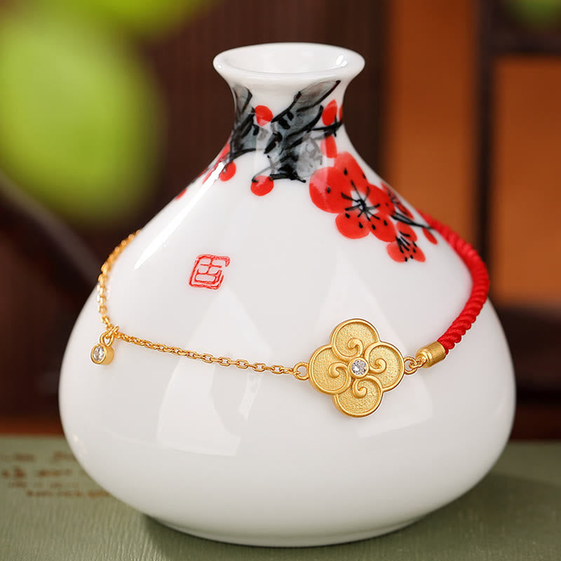 Bracelet porte-bonheur plaqué or avec trèfle à quatre feuilles et cordon rouge