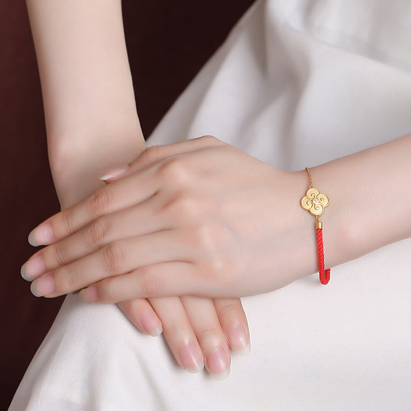 Bracelet porte-bonheur plaqué or avec trèfle à quatre feuilles et cordon rouge