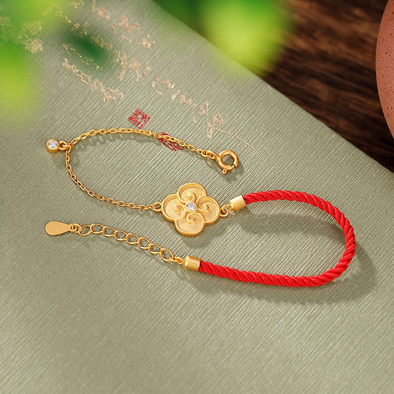 Bracelet porte-bonheur plaqué or avec trèfle à quatre feuilles et cordon rouge