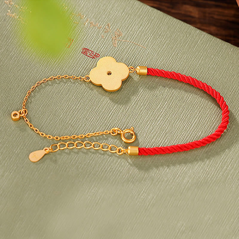 Bracelet porte-bonheur plaqué or avec trèfle à quatre feuilles et cordon rouge