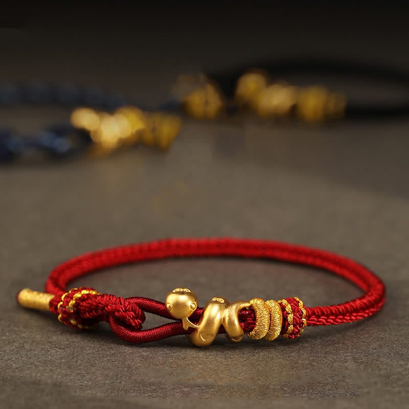 Bracelet serpent doré en fil rouge pour la force et la protection