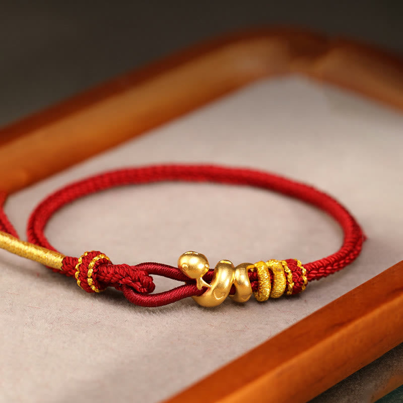 Bracelet serpent doré en fil rouge pour la force et la protection