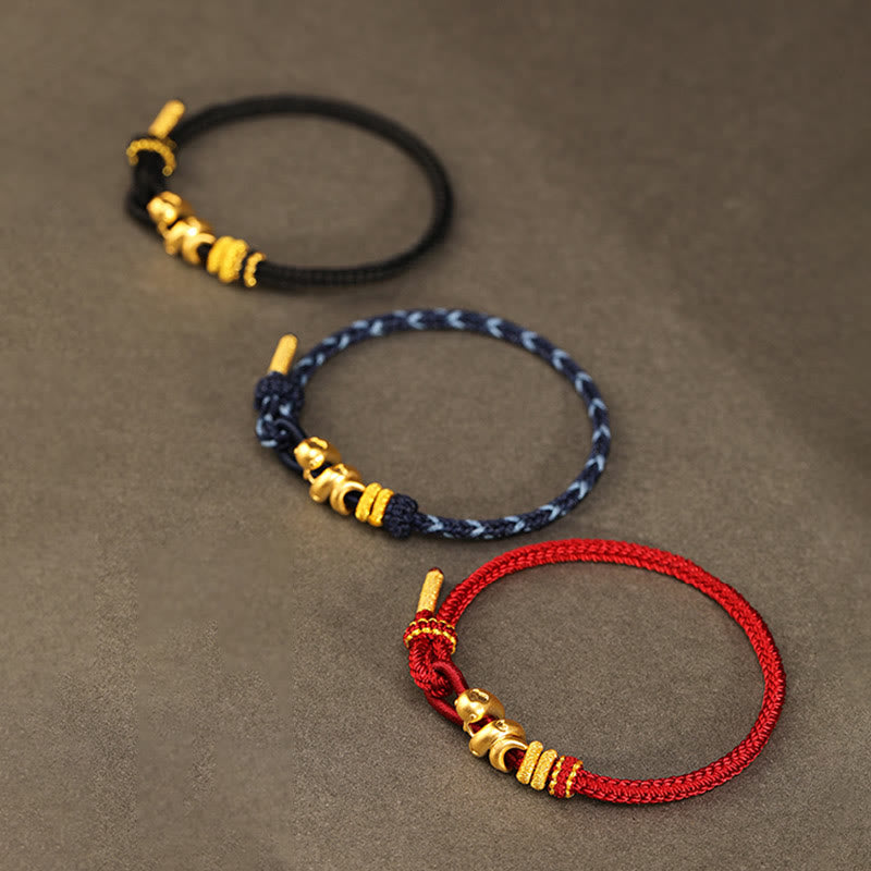 Bracelet serpent doré en fil rouge pour la force et la protection