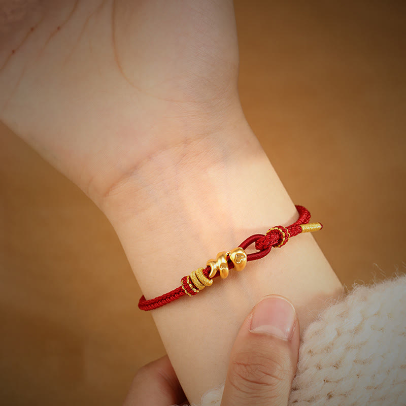 Bracelet serpent doré en fil rouge pour la force et la protection
