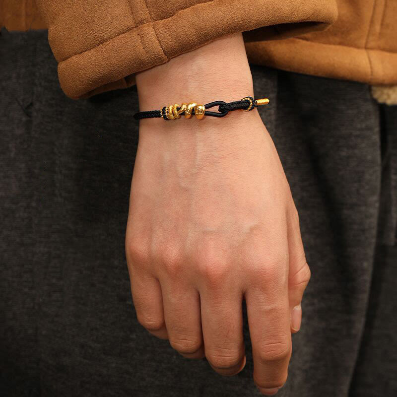 Bracelet serpent doré en fil rouge pour la force et la protection