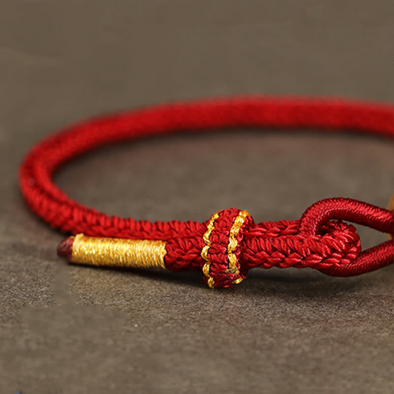 Bracelet serpent doré en fil rouge pour la force et la protection