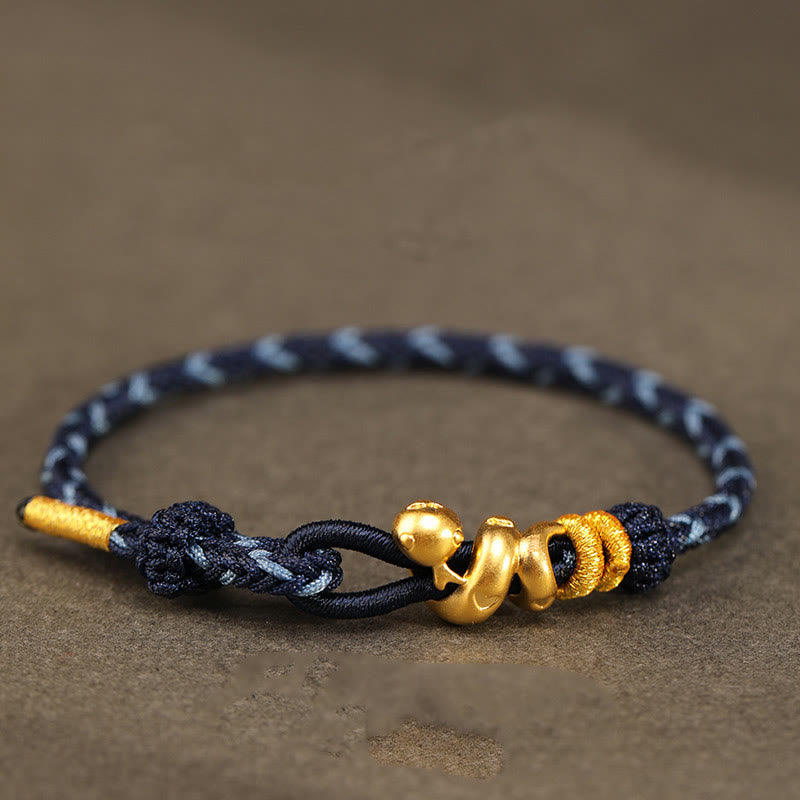 Bracelet serpent doré en fil rouge pour la force et la protection