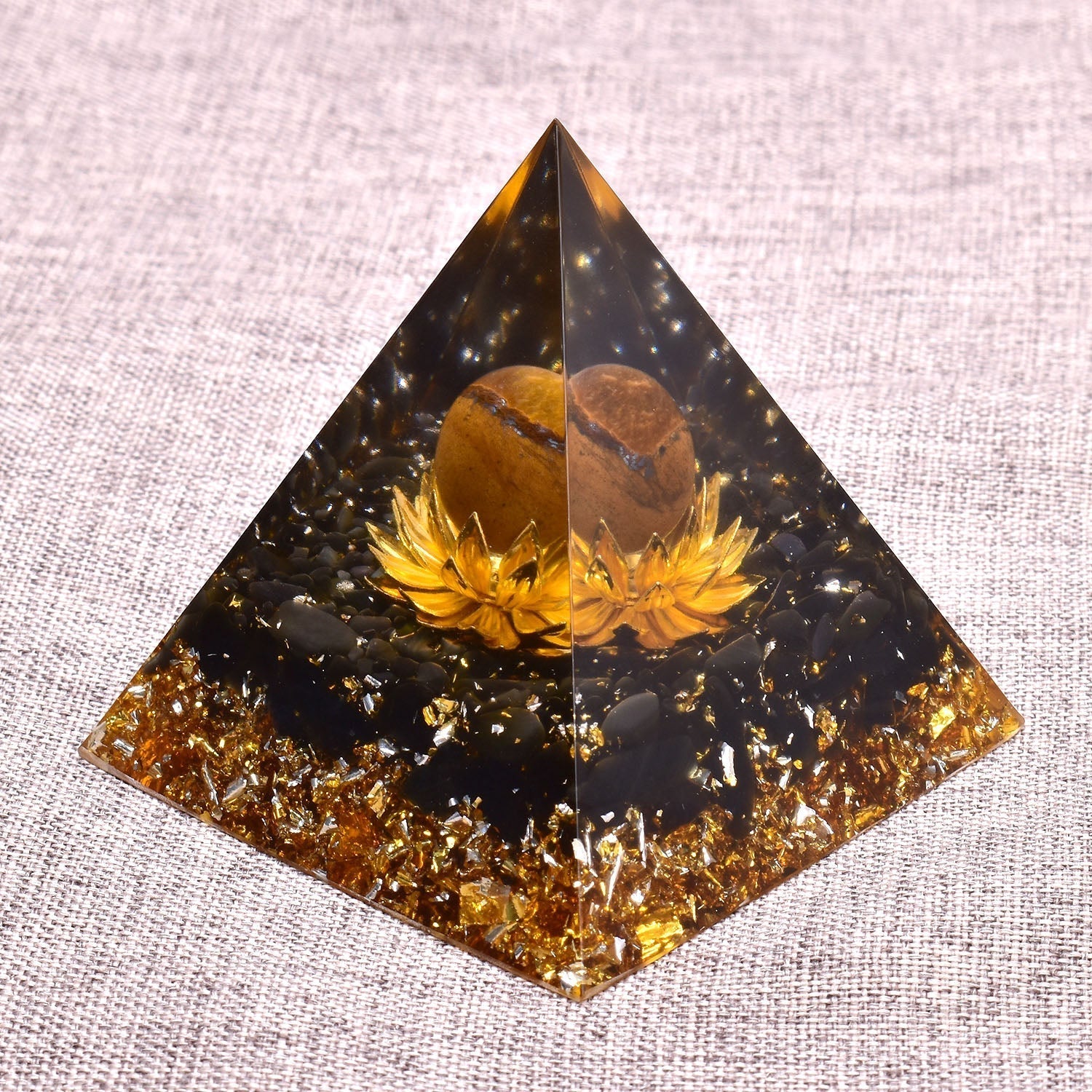Pyramide protectrice du lotus doré