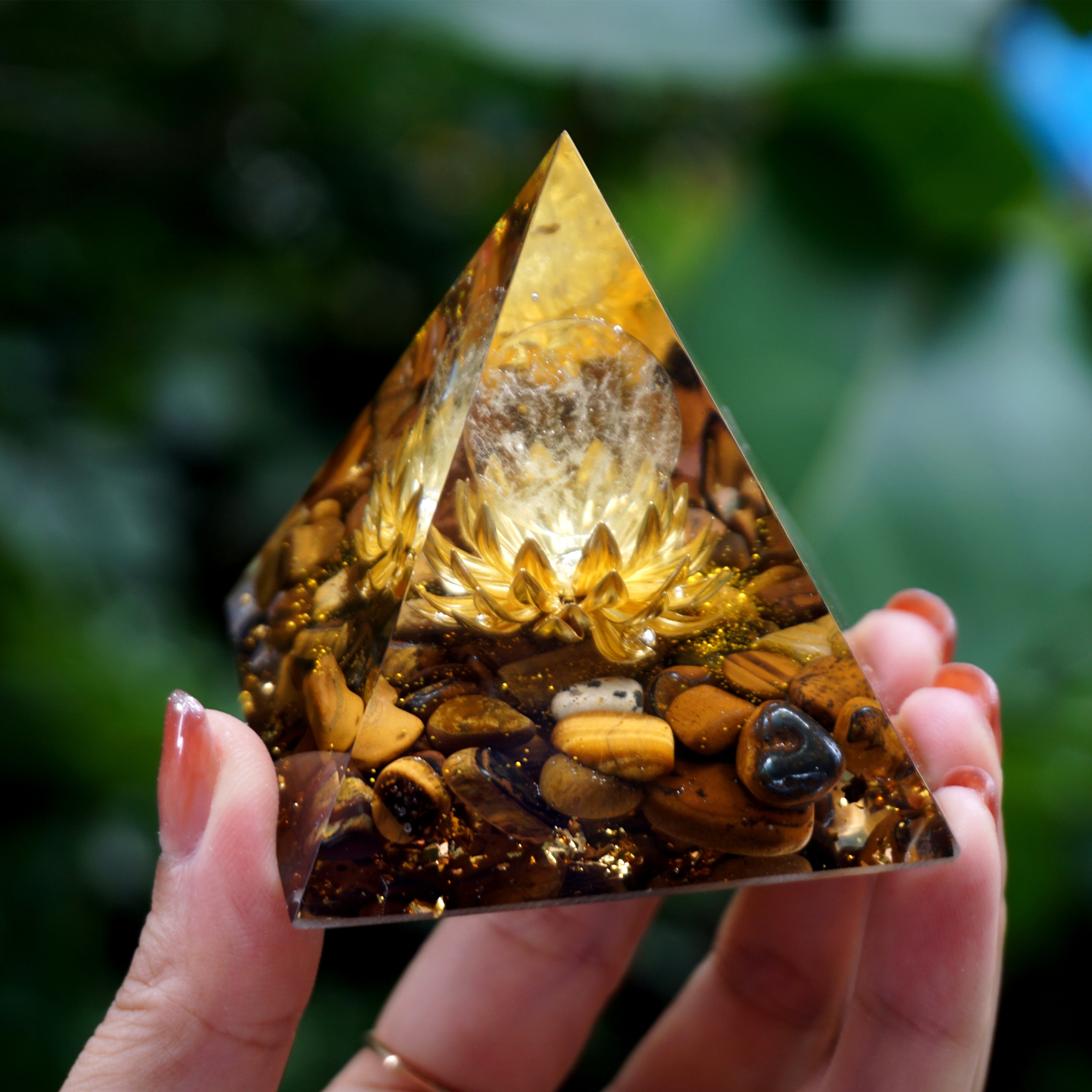 Pyramide d'orgone d'opportunité en or
