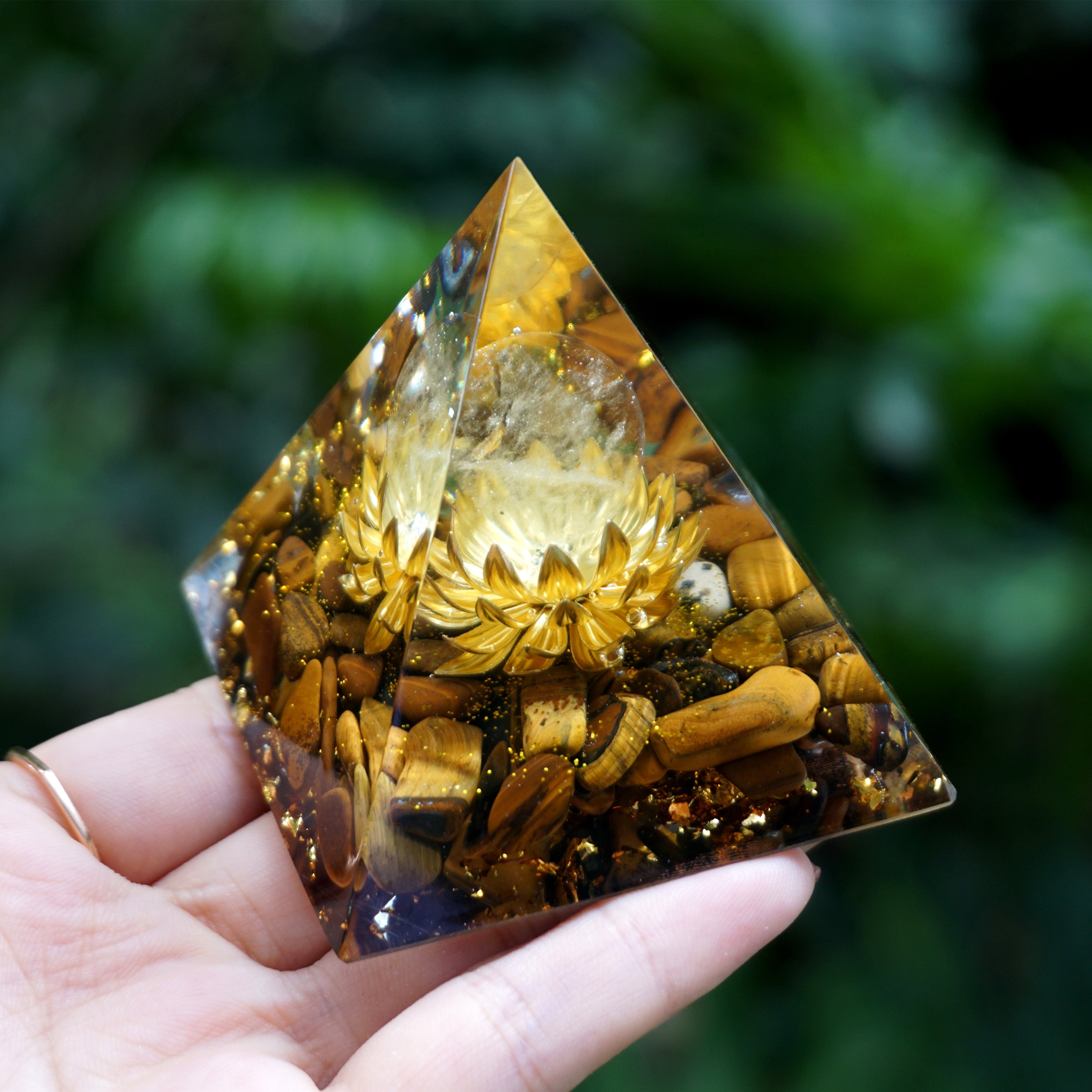 Pyramide d'orgone d'opportunité en or
