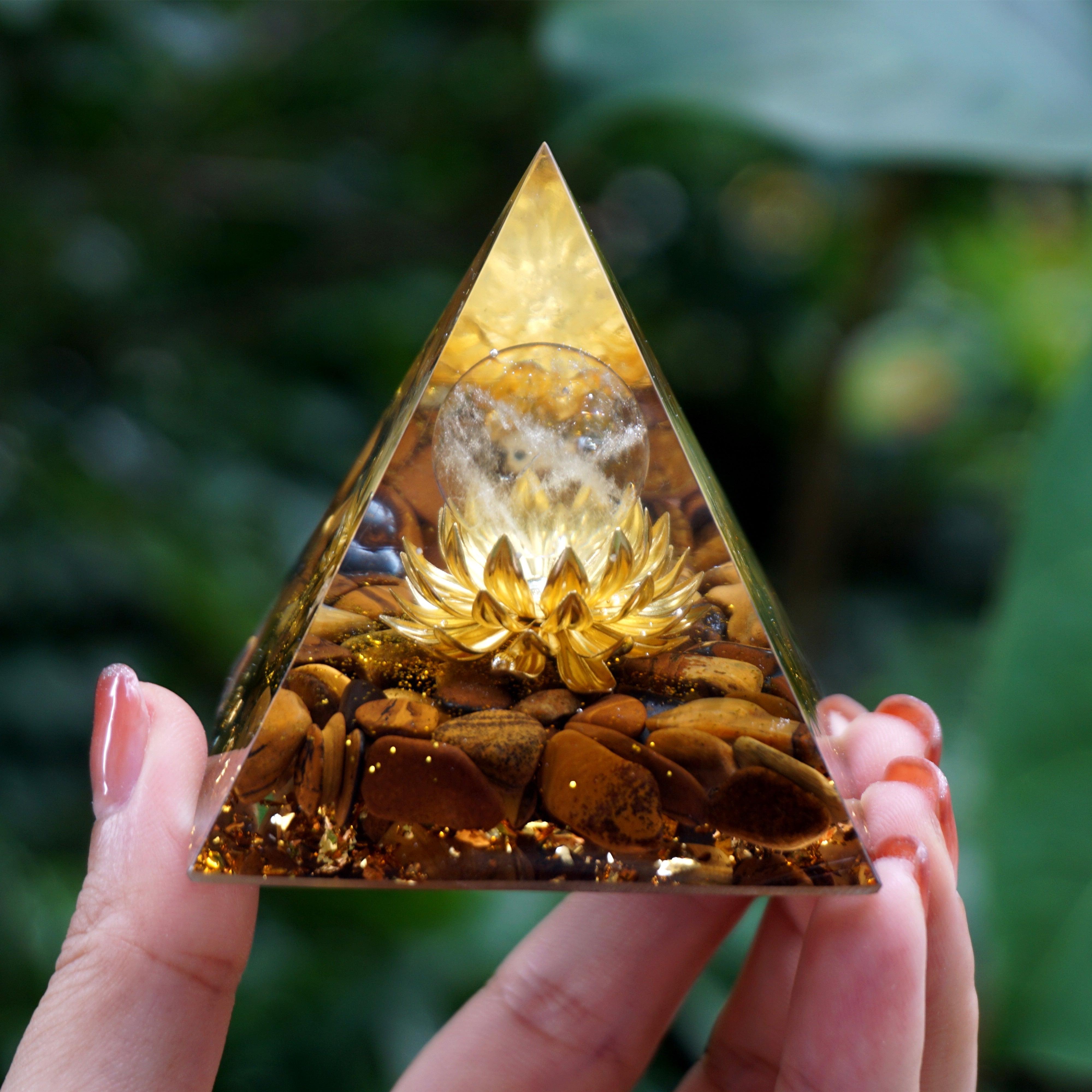 Pyramide d'orgone d'opportunité en or