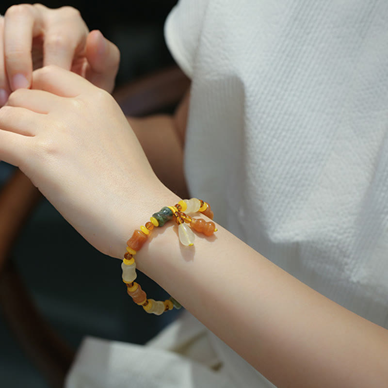 Bracelet à breloques en jade et soie dorée