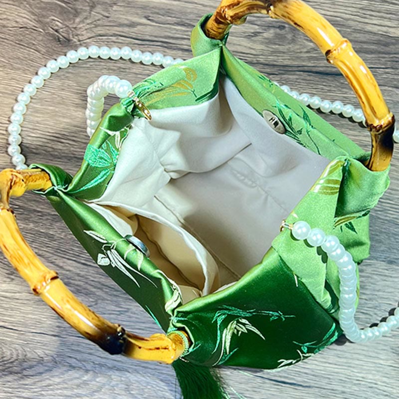 Sac bandoulière en perles avec poignée en bambou vert et broderie de feuilles