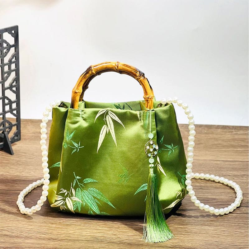 Sac bandoulière en perles avec poignée en bambou vert et broderie de feuilles