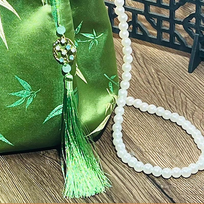 Sac bandoulière en perles avec poignée en bambou vert et broderie de feuilles