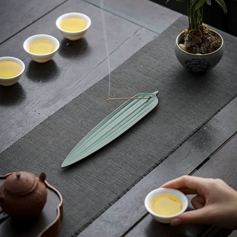 Brûleur d'encens en céramique en forme de feuille de bambou verte pour une méditation calme